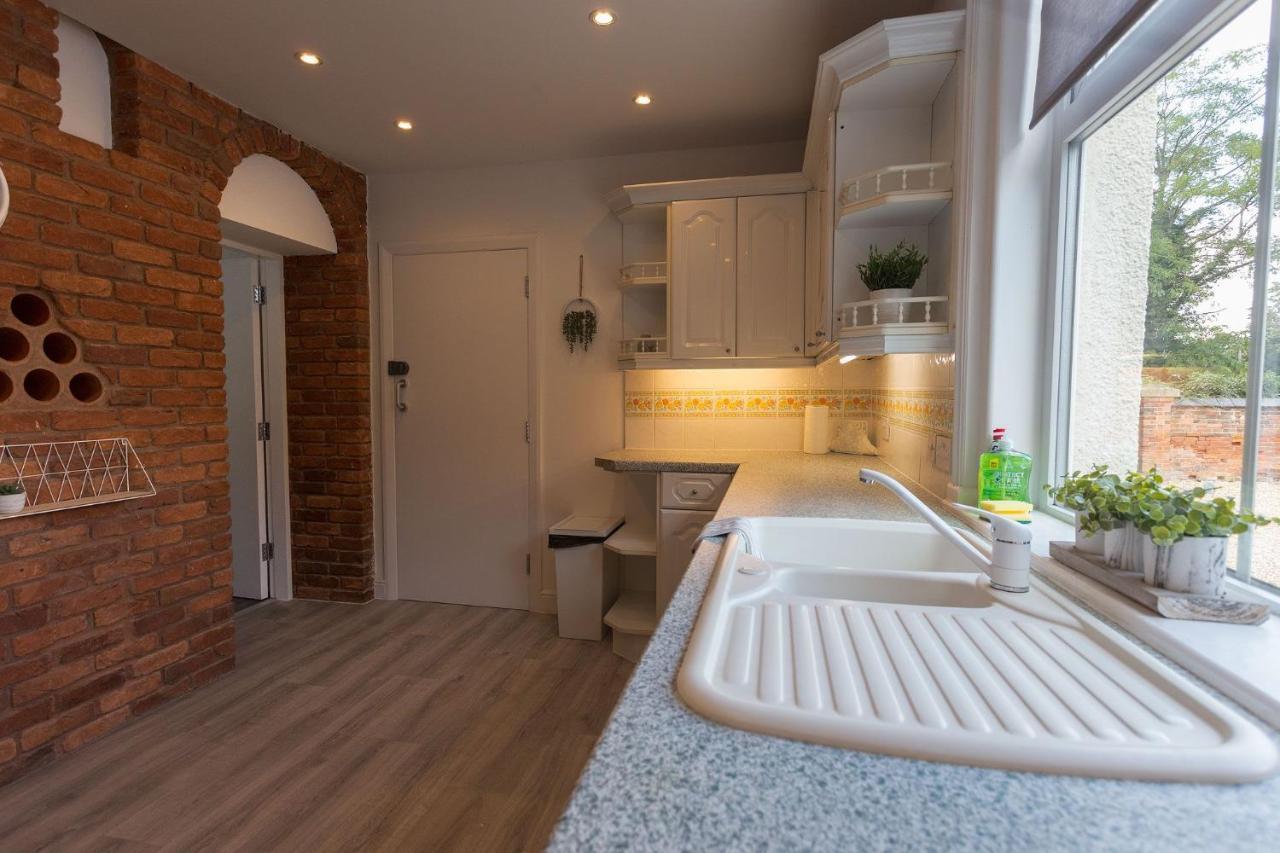 Stunning Rural - Sleeps 4 - Parking Apartment Lichfield